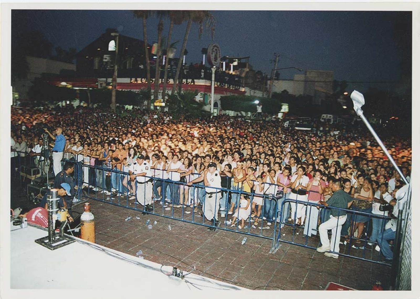 Público reunido en malecón.