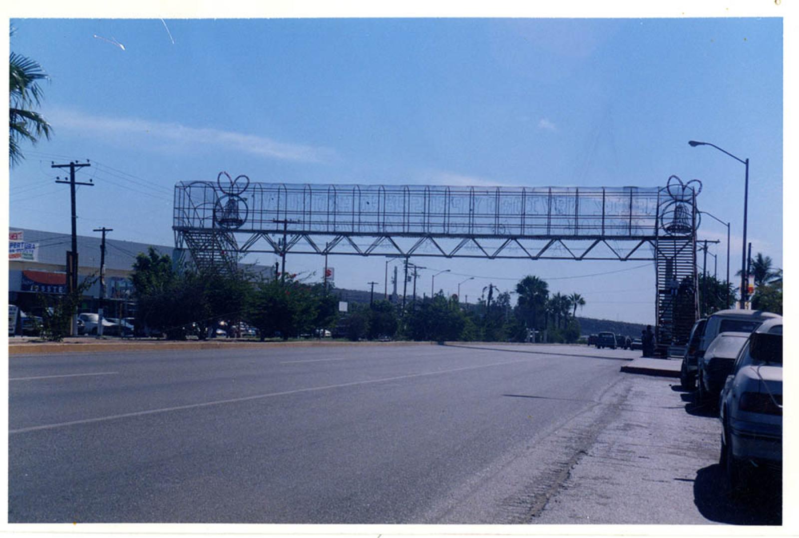 Puente peatonal de la colonia 8 de Octubre con adornos navideños.