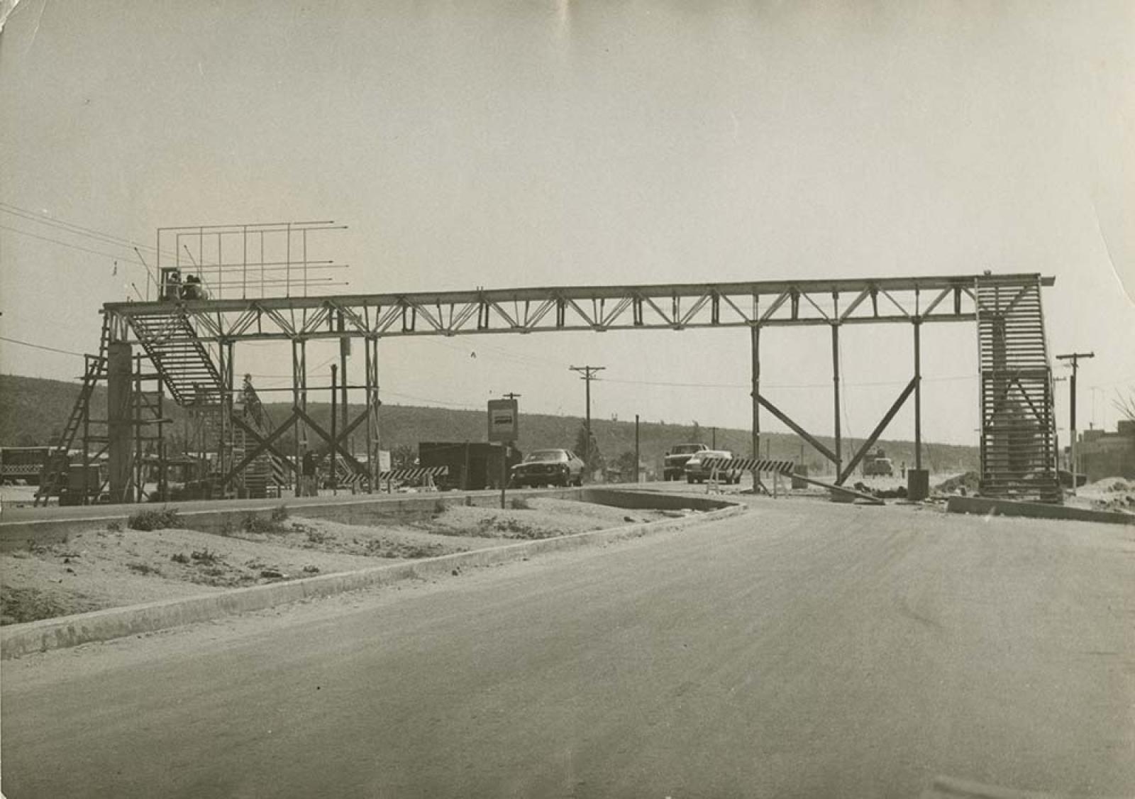 Puente peatonal en Construcción.