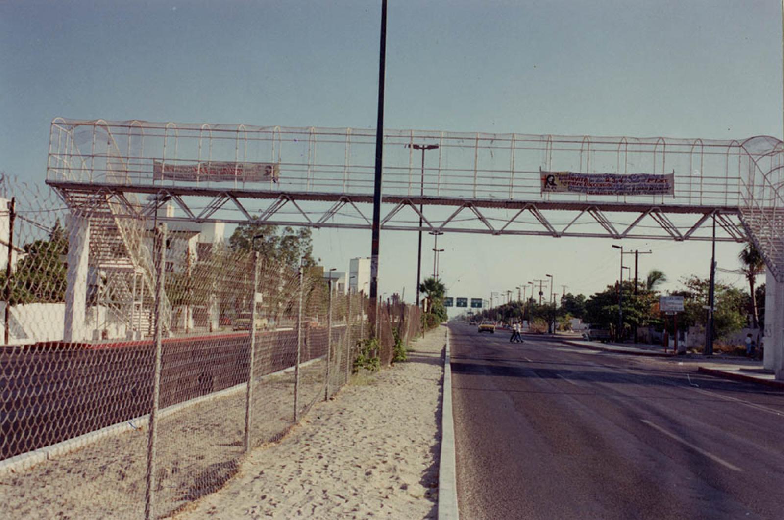 Puente peatonal, sobre la avenida Forjadores de Sudcalifornia, colonia 8 de Octubre, La Paz.
