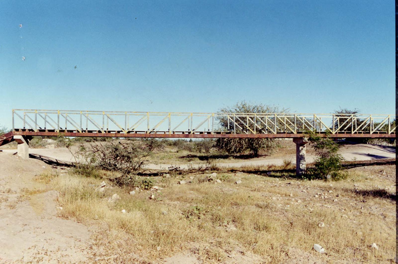 Puente sobre vado seco, en Ciudad Insurgentes.