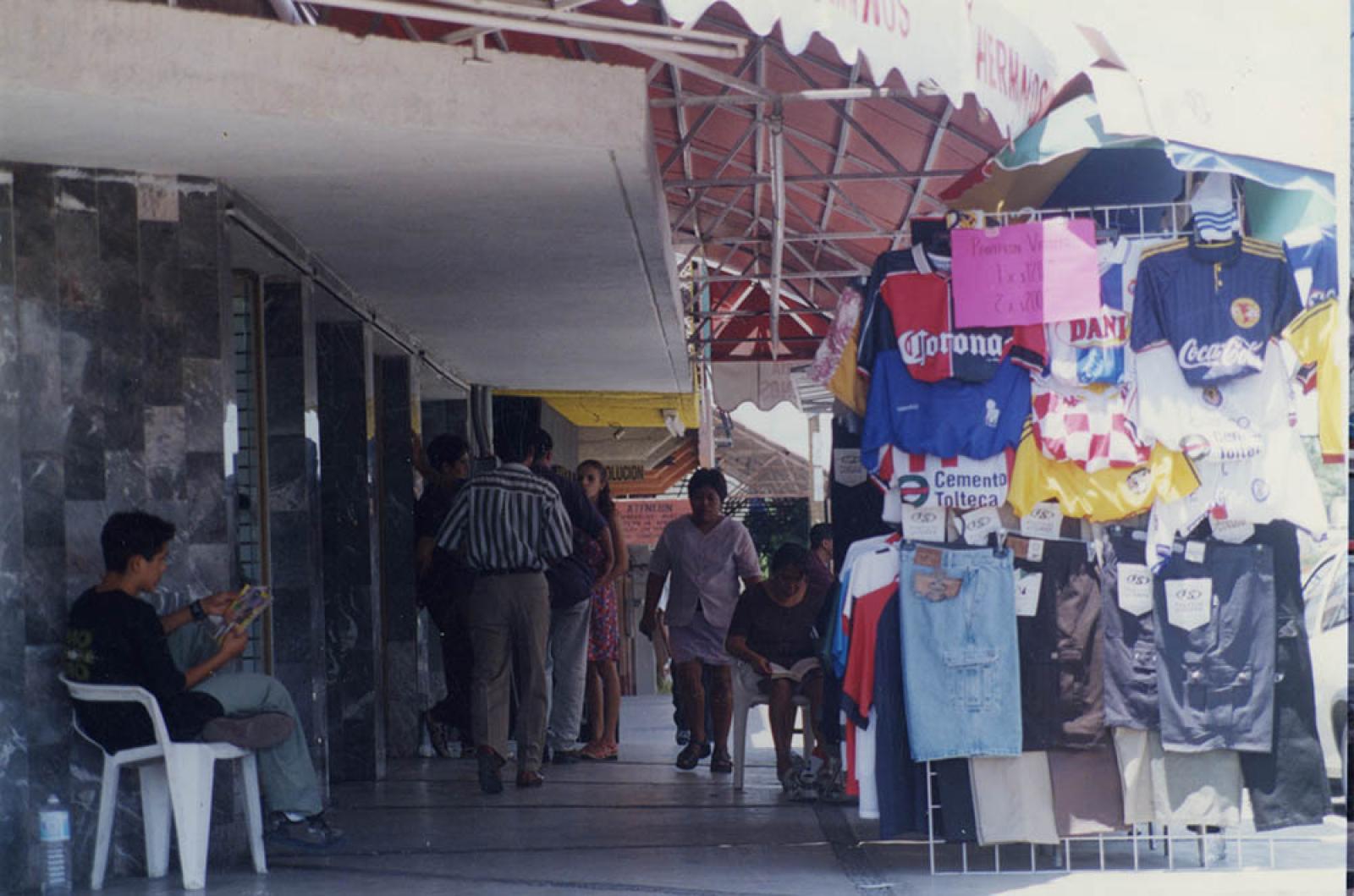 Puesto ambulante de ropa.