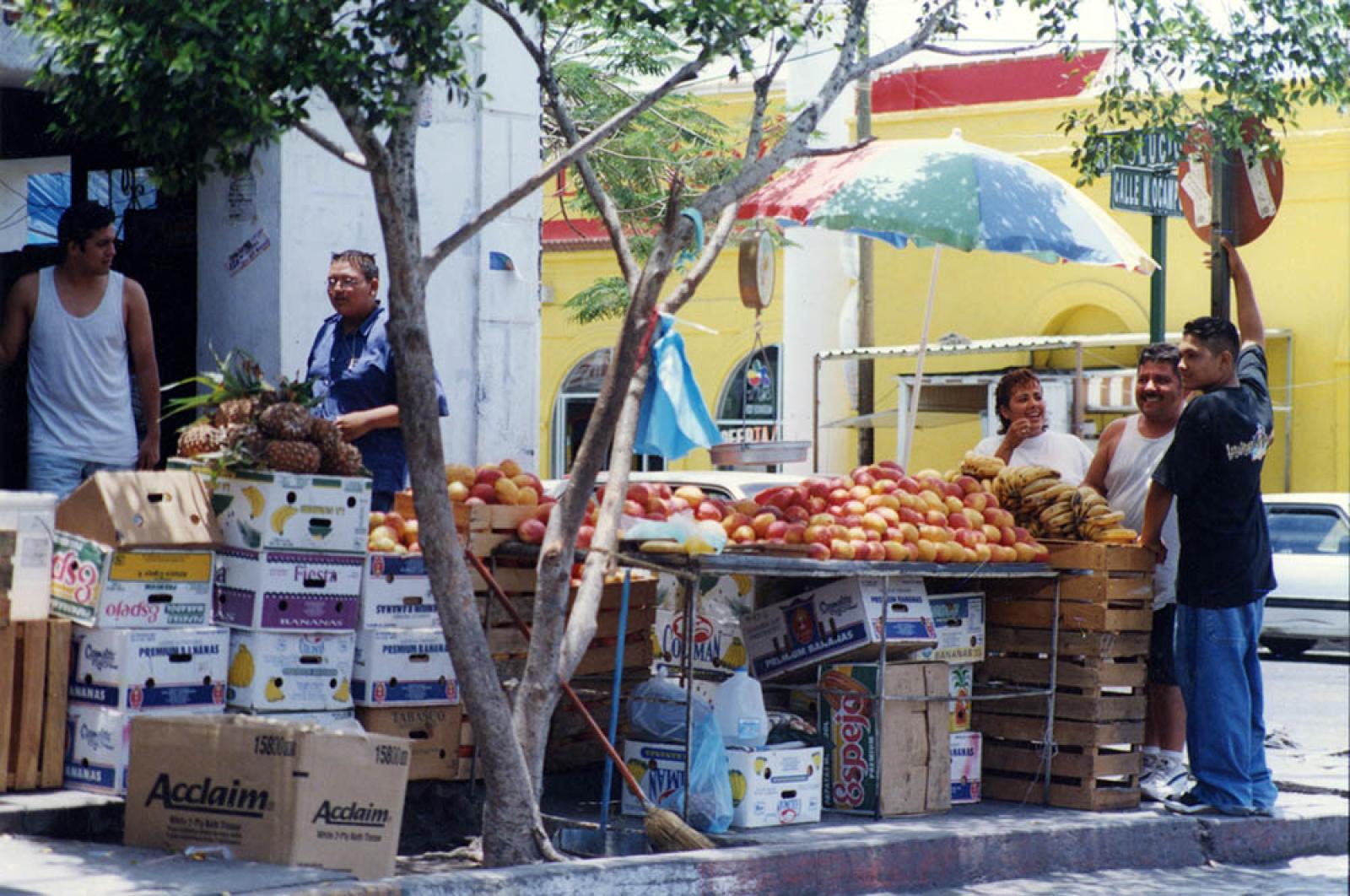 Puesto de frutas en cruce de las calles Revolución de 1910 y Melchor Ocampo.