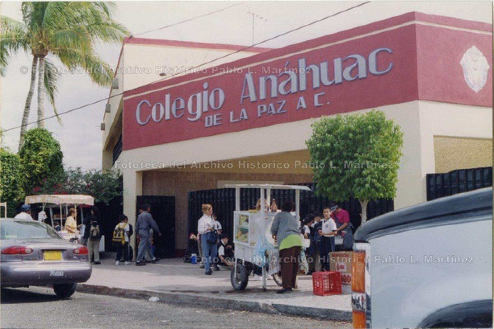 Puestos ambulantes frente al “Colegio Anáhuac”.