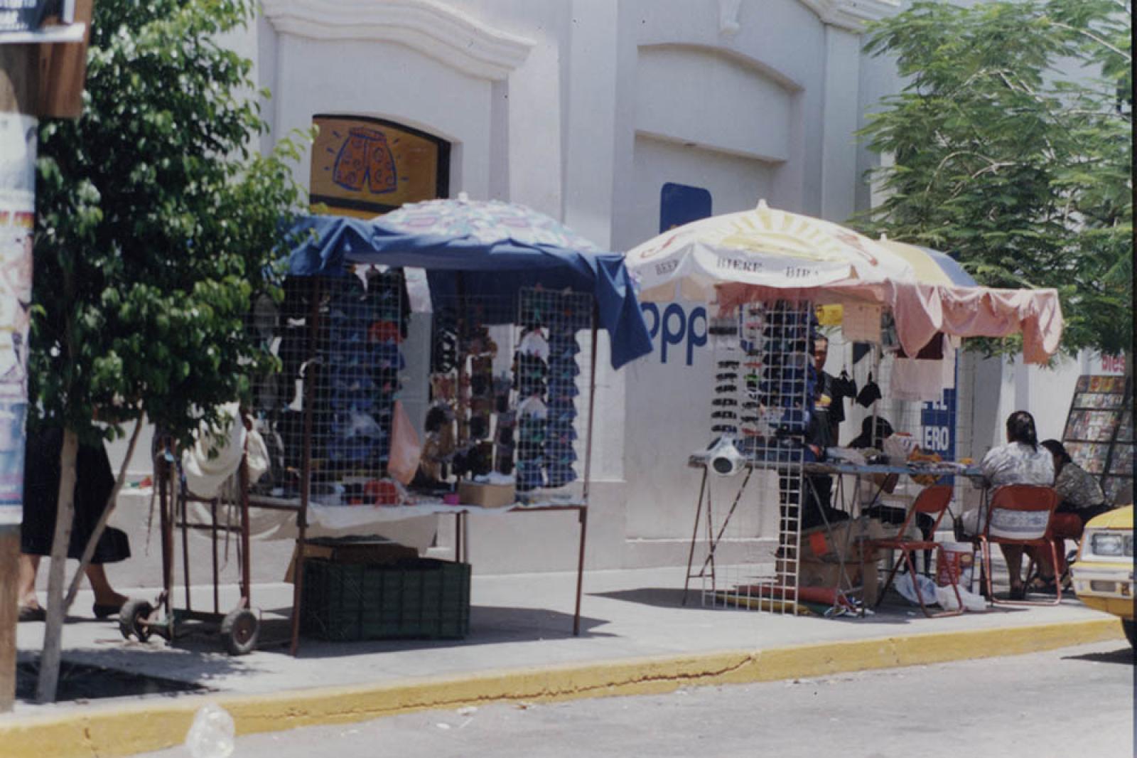 Puestos ambulantes sobre la calle Melchor Ocampo, a la altura de tienda Coppel.