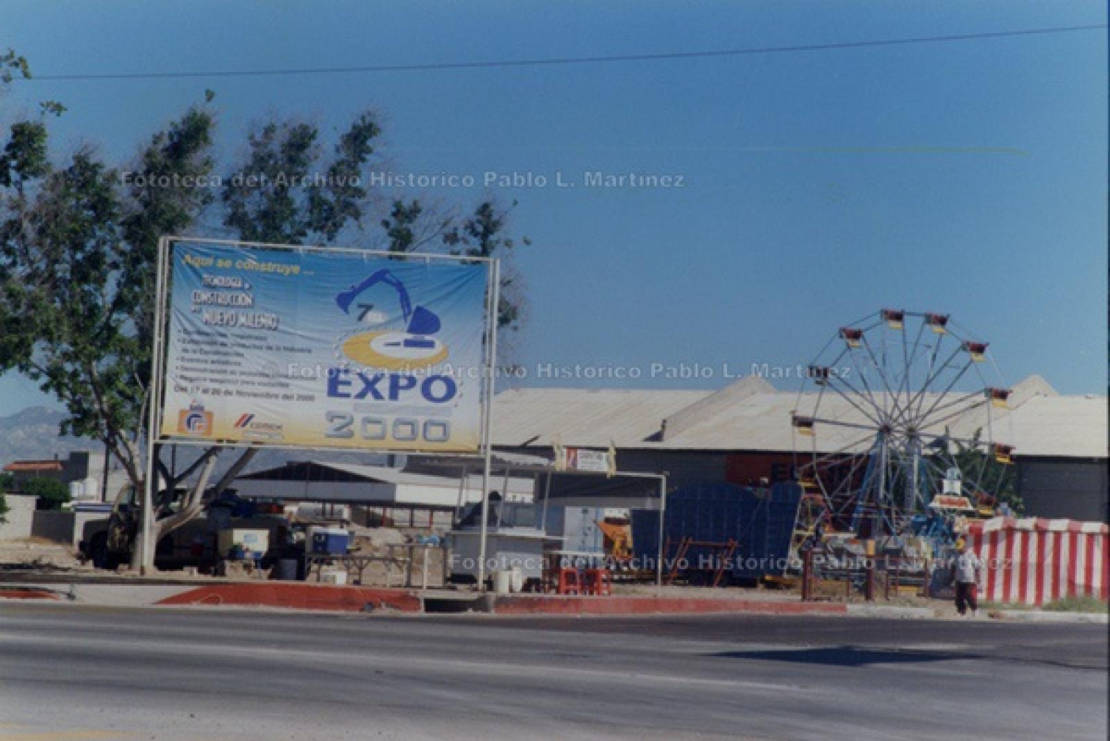 Puestos ambulantes y anuncio de la Expo 2000, sobre la calle Luis Donaldo Colosio.