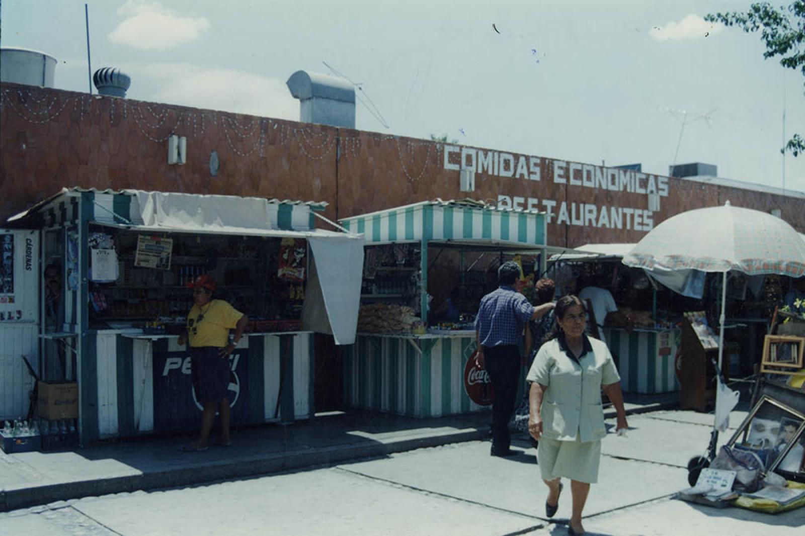 Puestos de comidas económicas, afuera del mercado Francisco I. Madero.