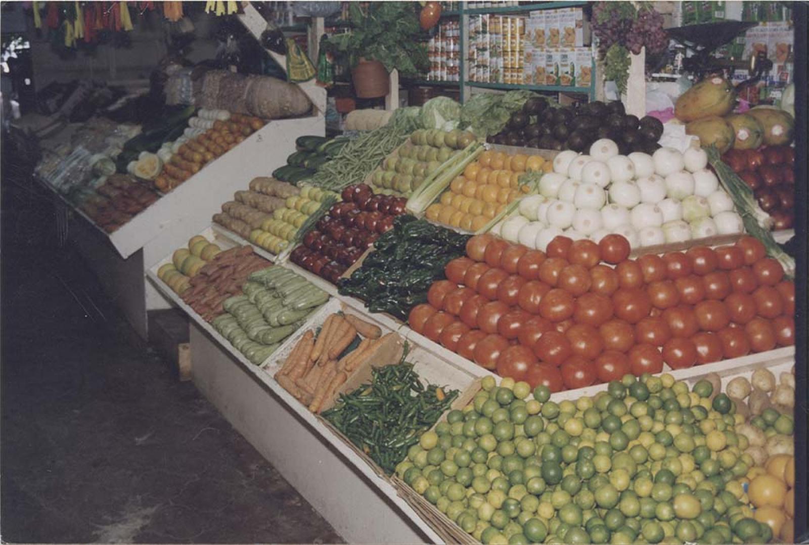Puestos de verdura y abarrotes.
