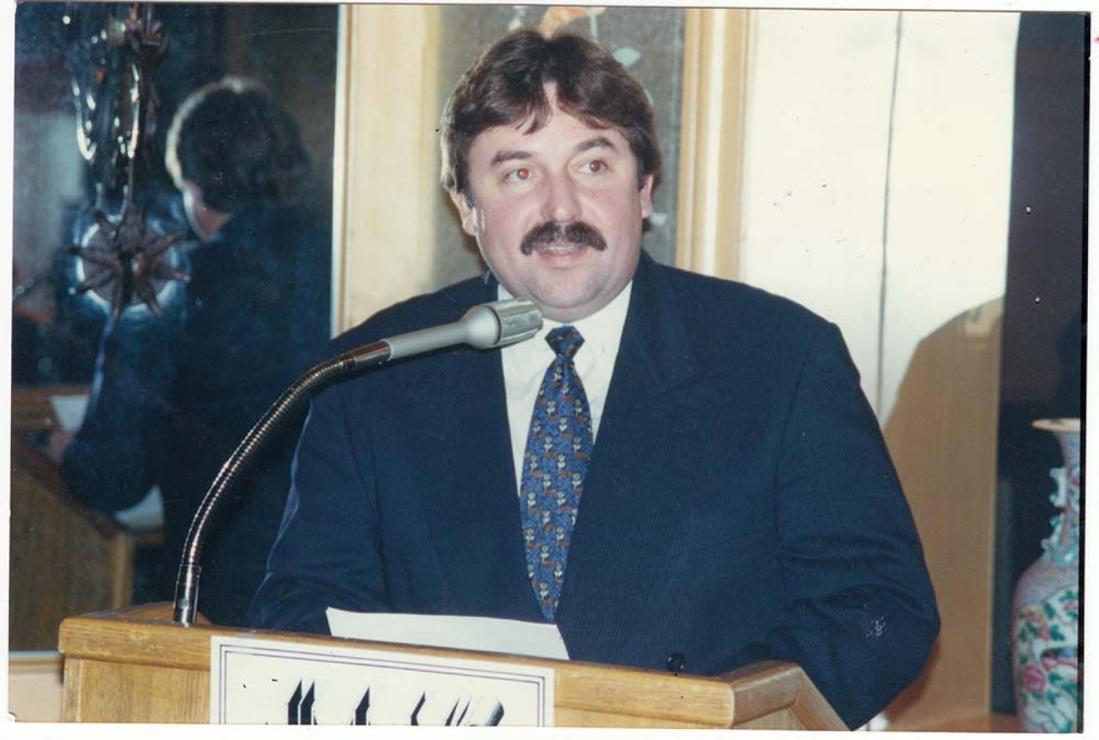 Raúl Aréchiga da discurso.