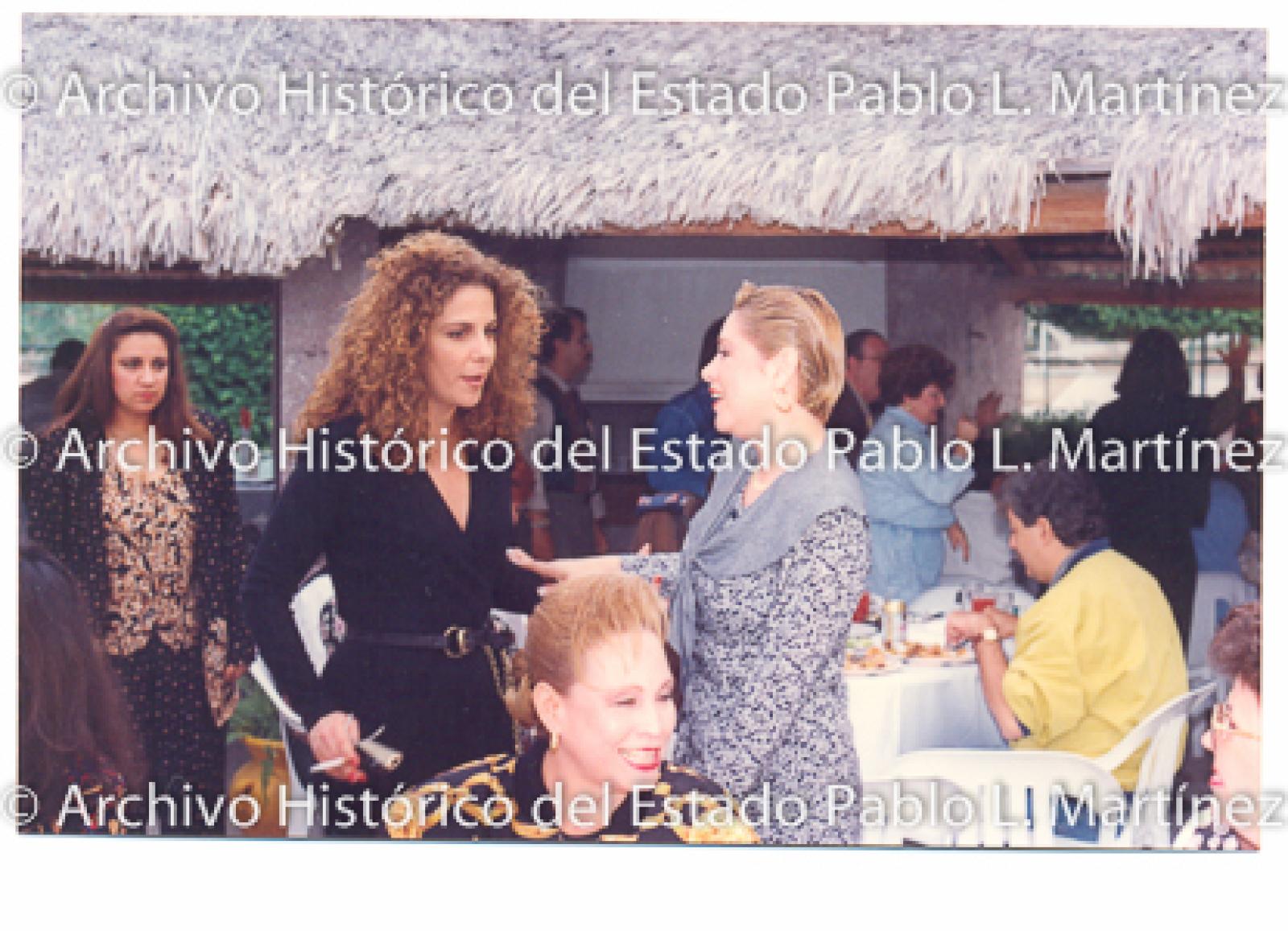 Rebeca Jones saluda a mujer en evento.