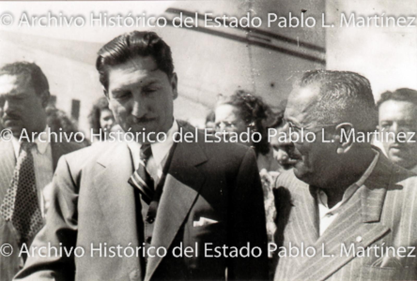 Recepción Miguel Alemán Valdés a cargo del gobernador Agustín Olachea en aeropuerto de La Paz.