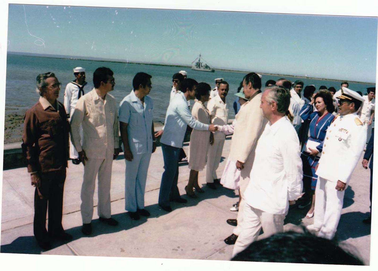 Reciben en La Paz, B. C. S. a la reina Isabel II.
