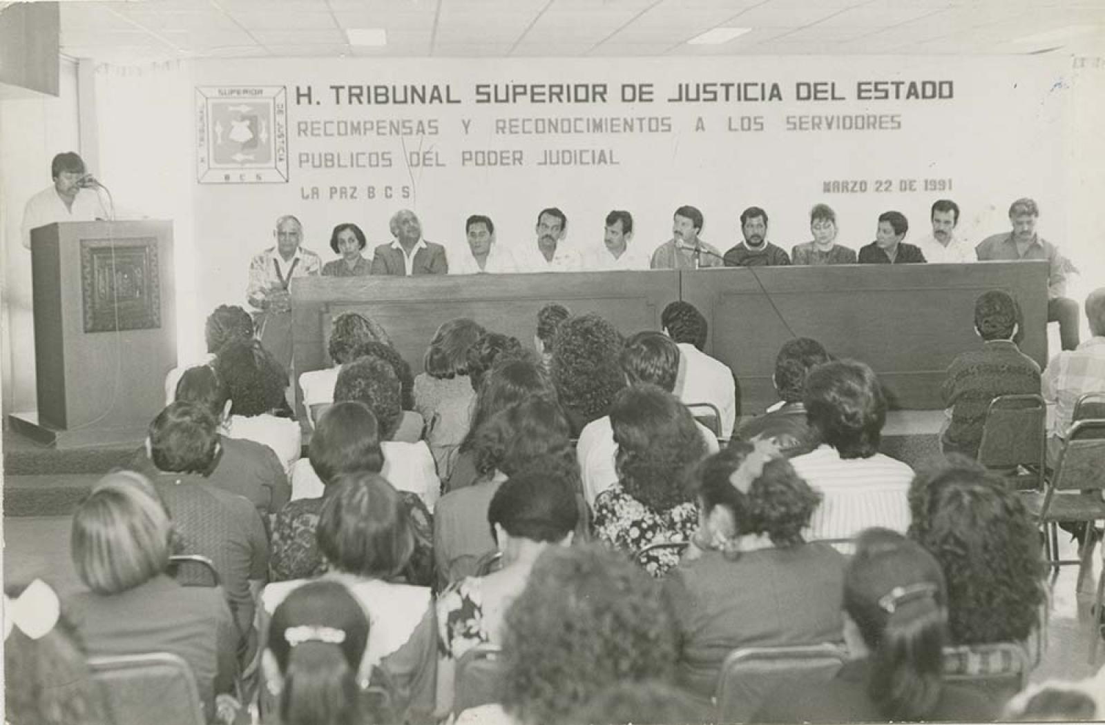 Recompensas y reconocimientos a los servidores públicos del poder judicial.