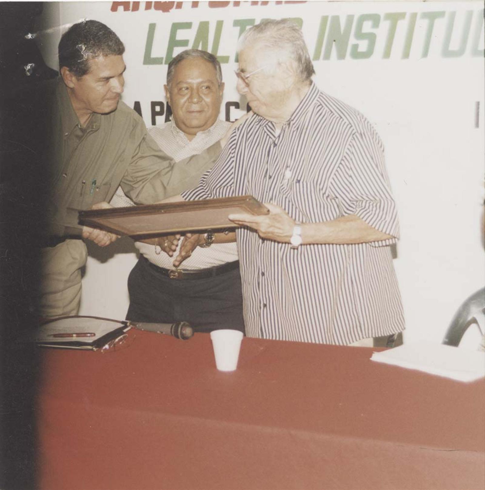 Reconocimiento a Tomas Balarezo Cota.