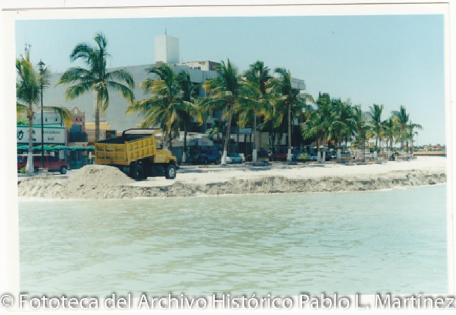 Reconstrucción del malecón de La Paz, camión de volteo.