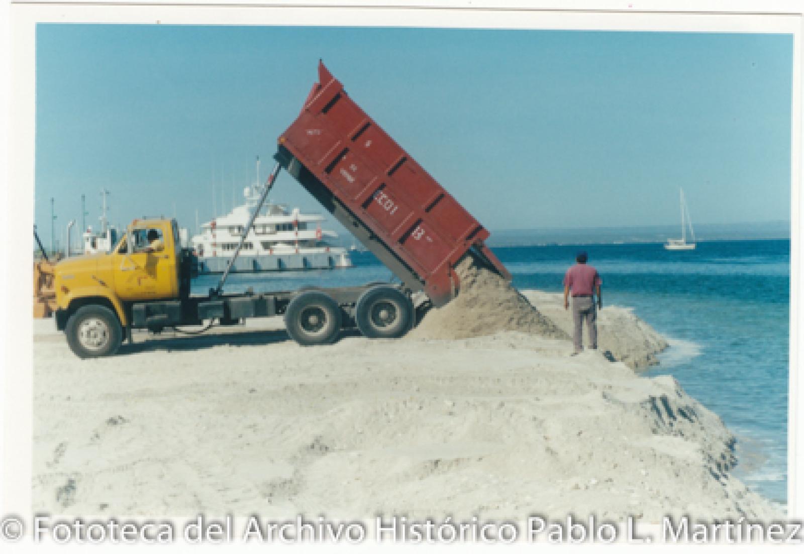 Reconstrucción del malecón de La Paz, camión que vacía arena.