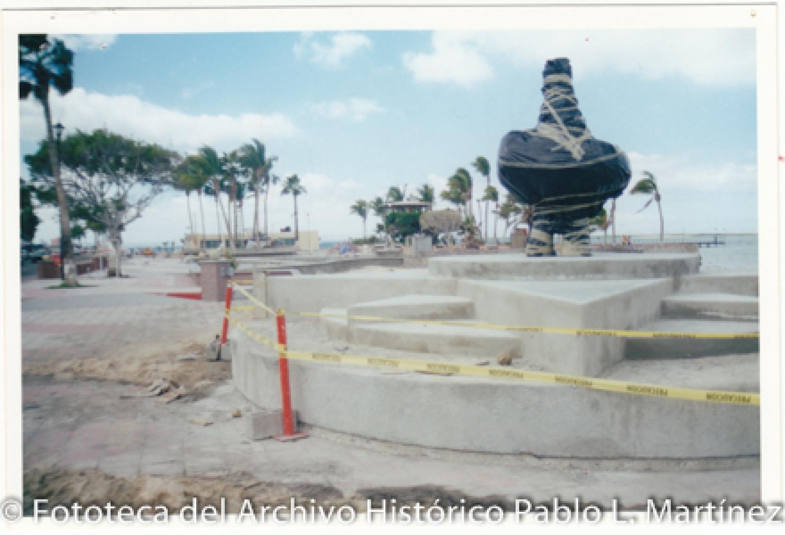 Reconstrucción del malecón de La Paz, estatua de La Paloma.