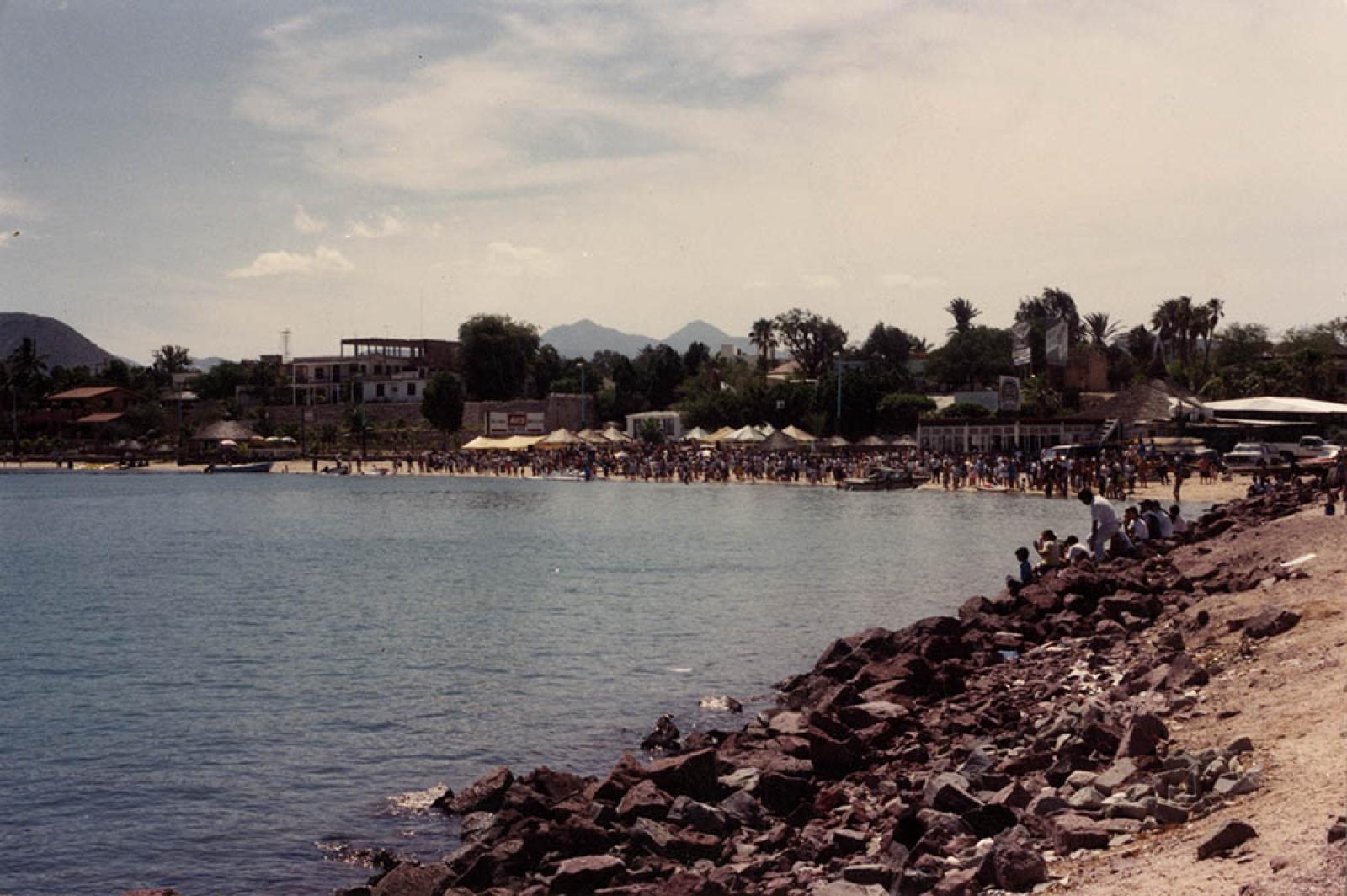 Recreación en playa del malecón de La Paz.