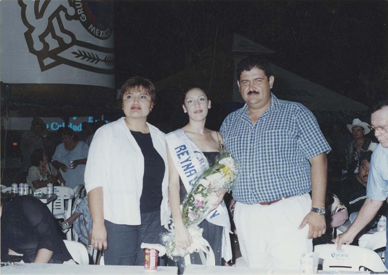 Reina de belleza en evento social.