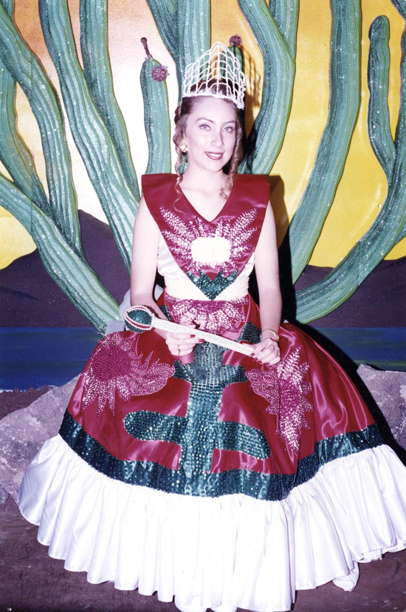 Reina de belleza viste traje típico de Baja California Sur, la flor de pitahaya.