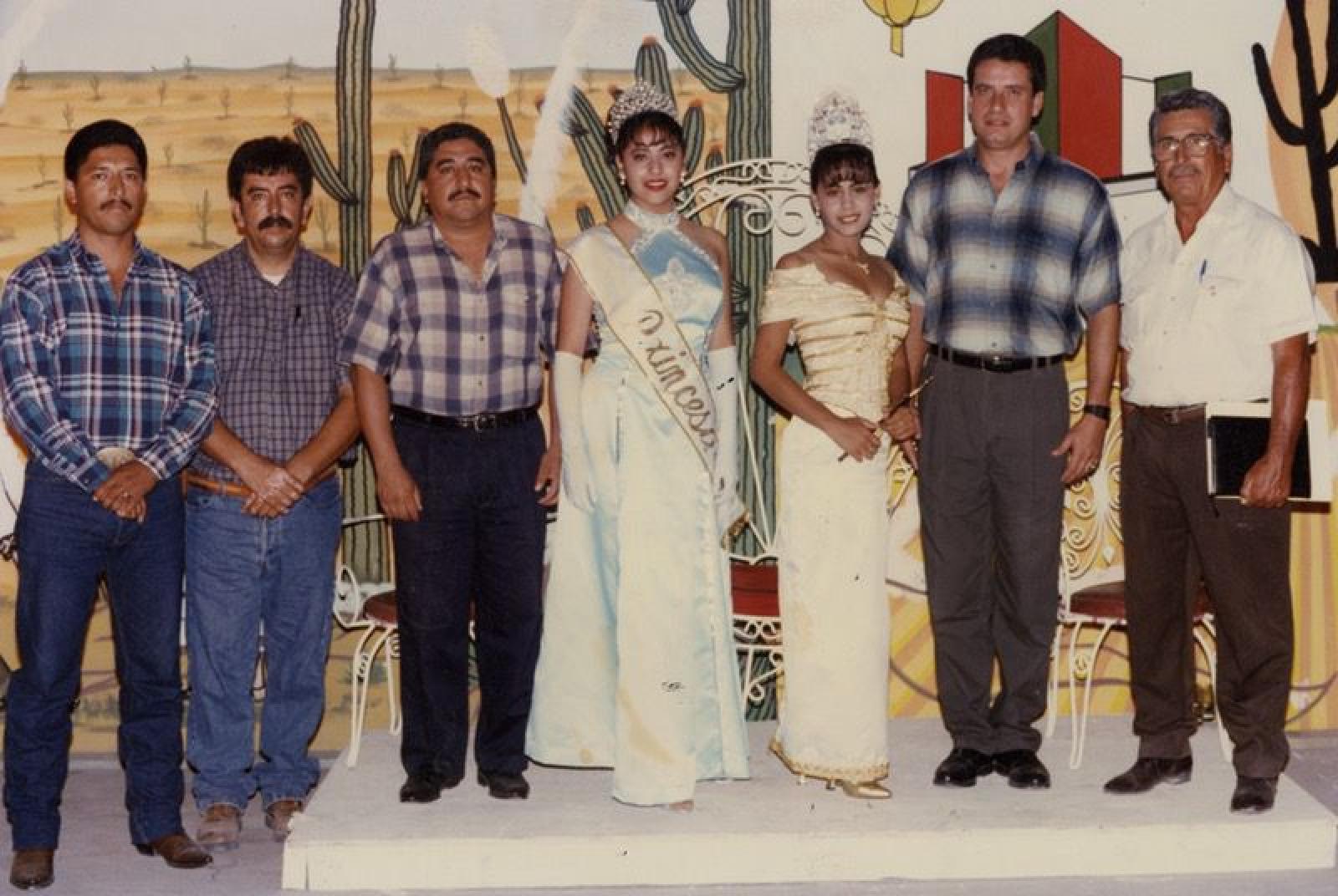 “Reina y princesa acompañadas por comité organizador de las fiestas por el XL aniversario de la fundación de Ciudad Insurgentes.”