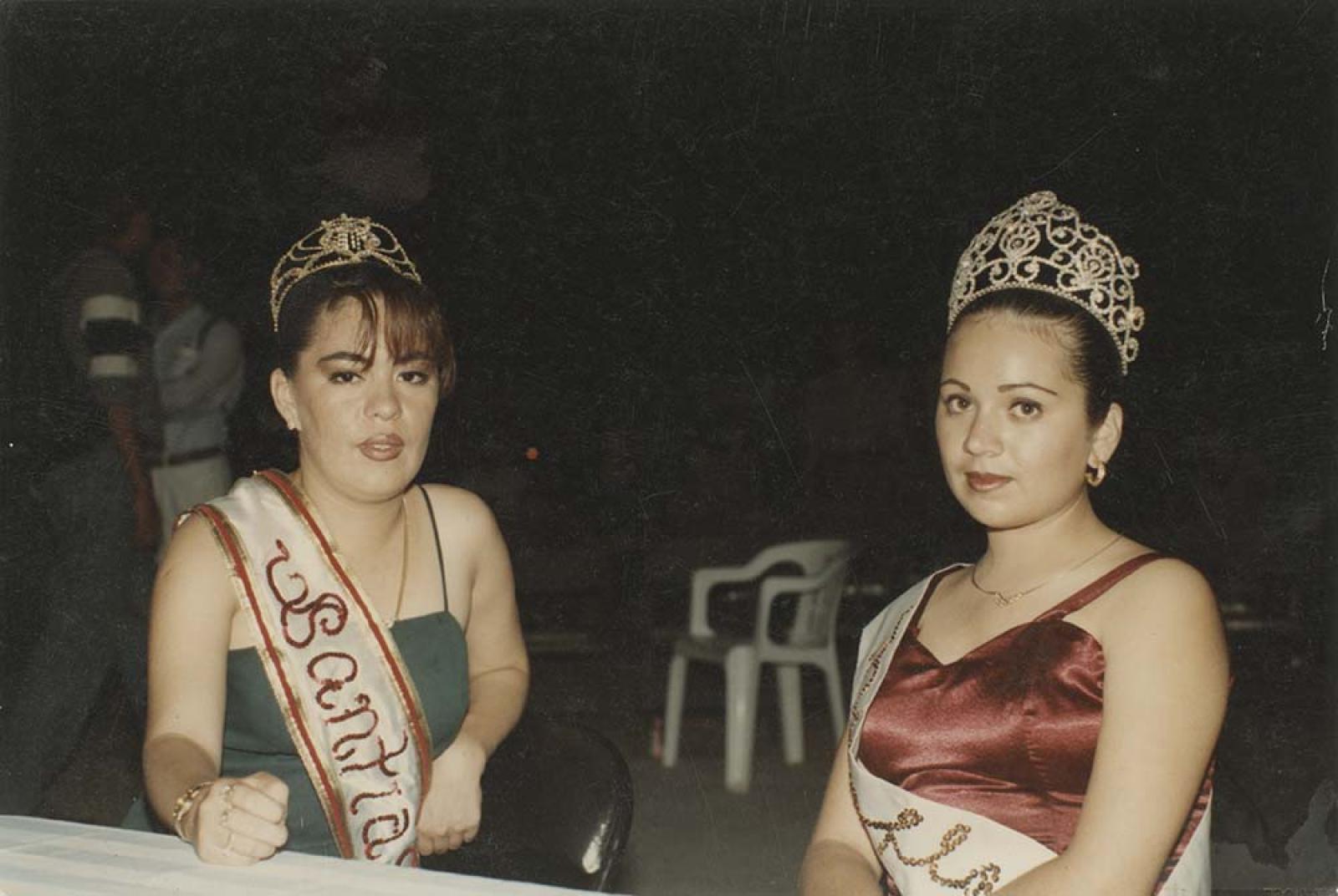 “Reinas de belleza de Santiago y Miraflores”.