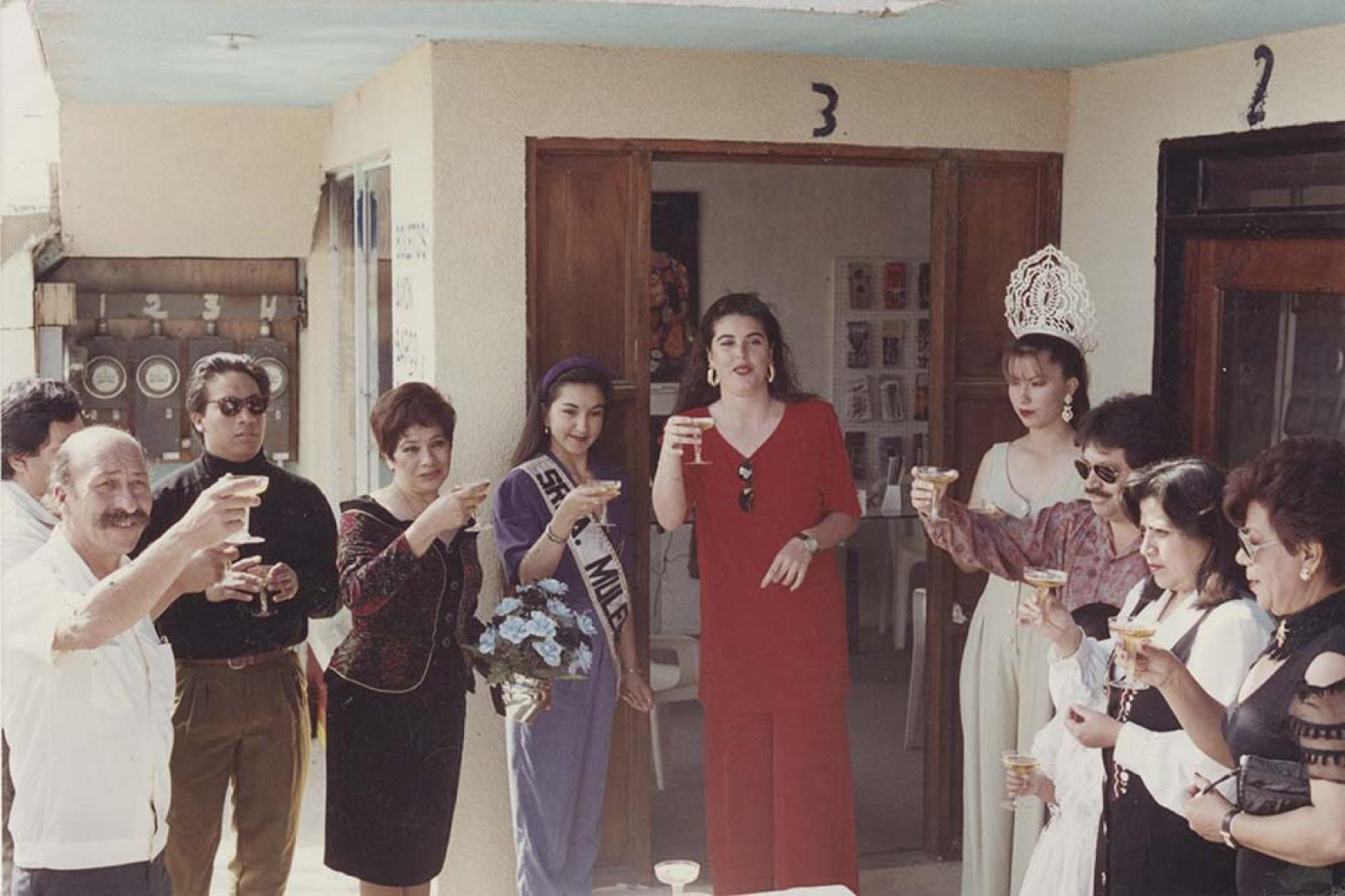 Reinas de belleza en “brindis dirigido por Socorro Lizárraga, representante de Aerolitoral”.