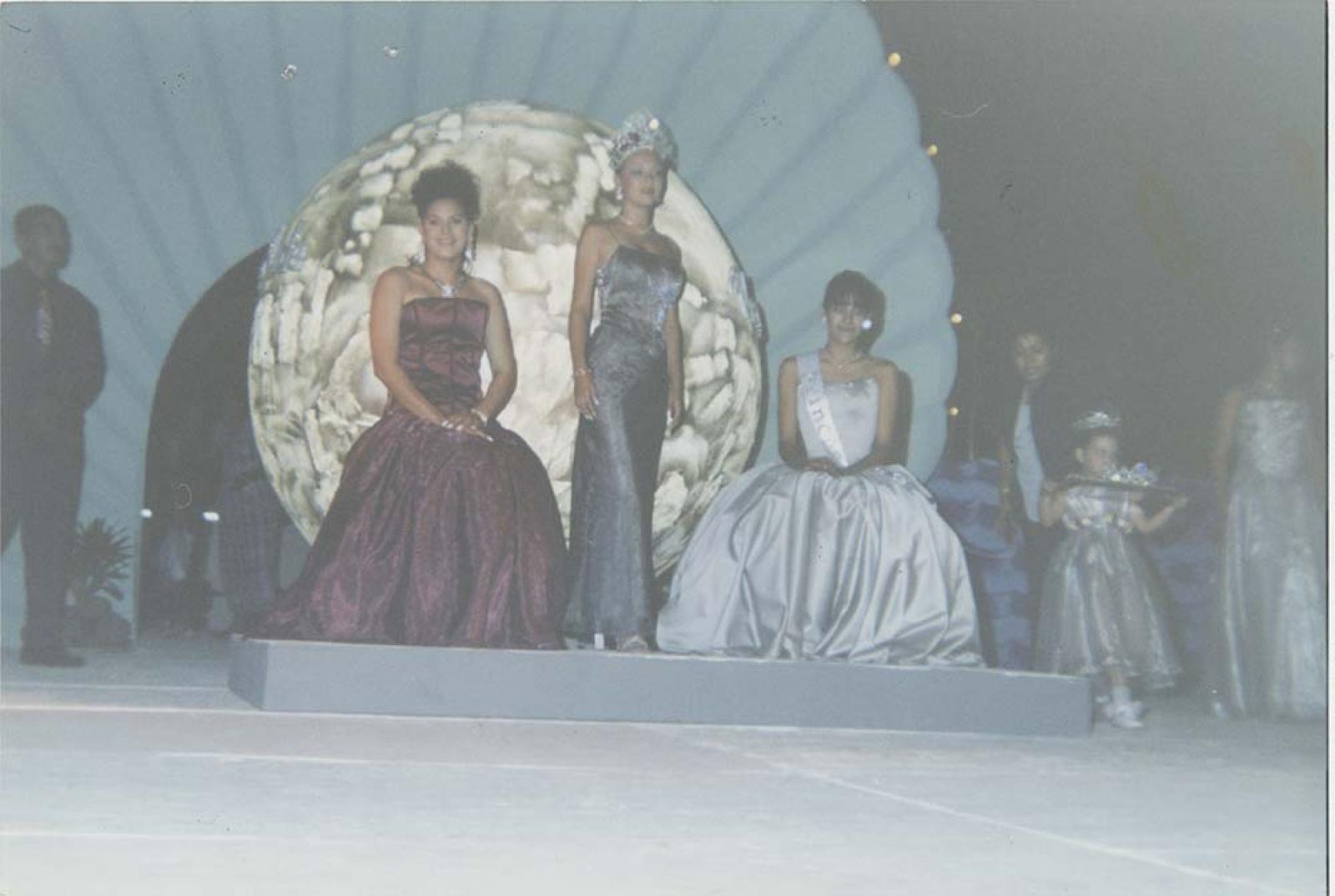 Reinas y princesas de la expo Comondú - 2000.