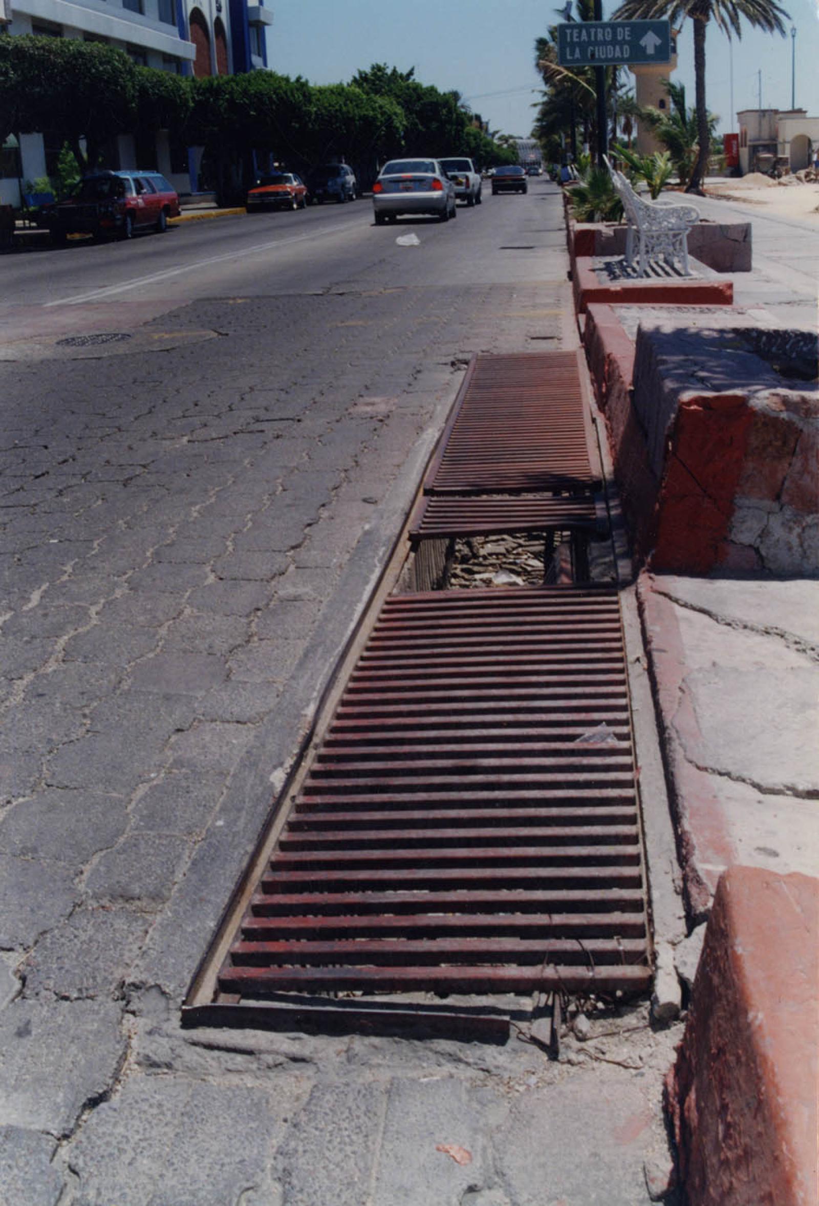 Rejas de drenaje en mal estado, malecón de La Paz.
