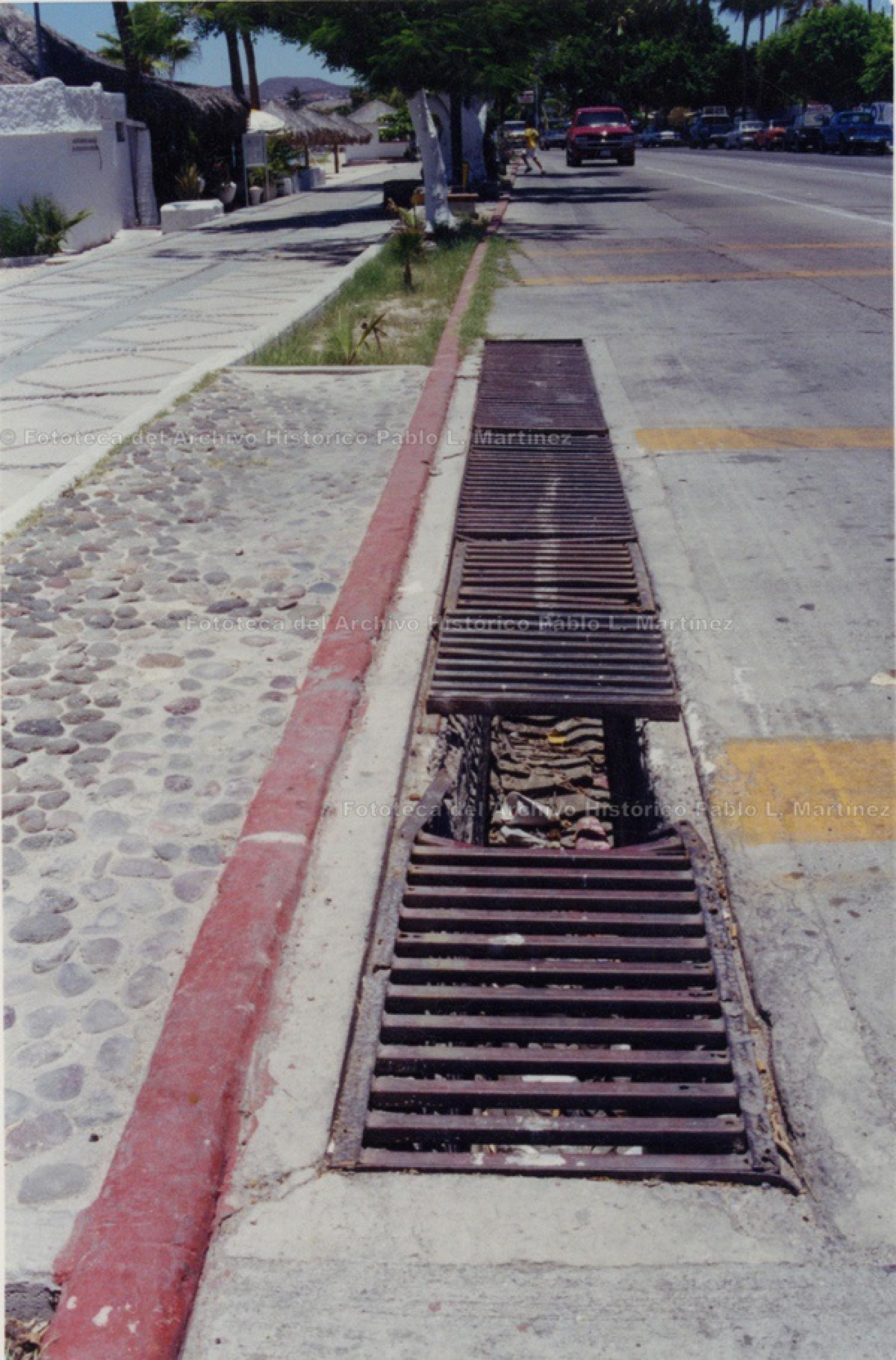 Rejillas de alcantarilla en mal estado, sobre el Paseo Álvaro Obregón.