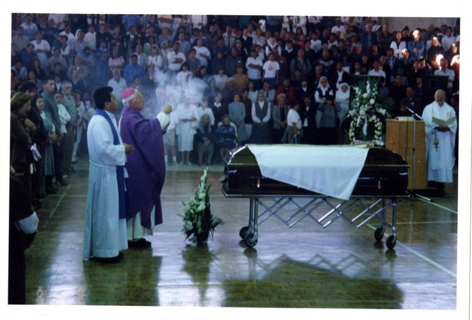 Religiosos y católicos en velorio.