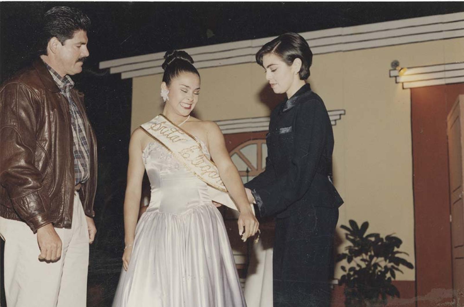 “René Holmos y Aracely colocan banda a la Señorita Elegancia, Rita Berenice Ceseña”