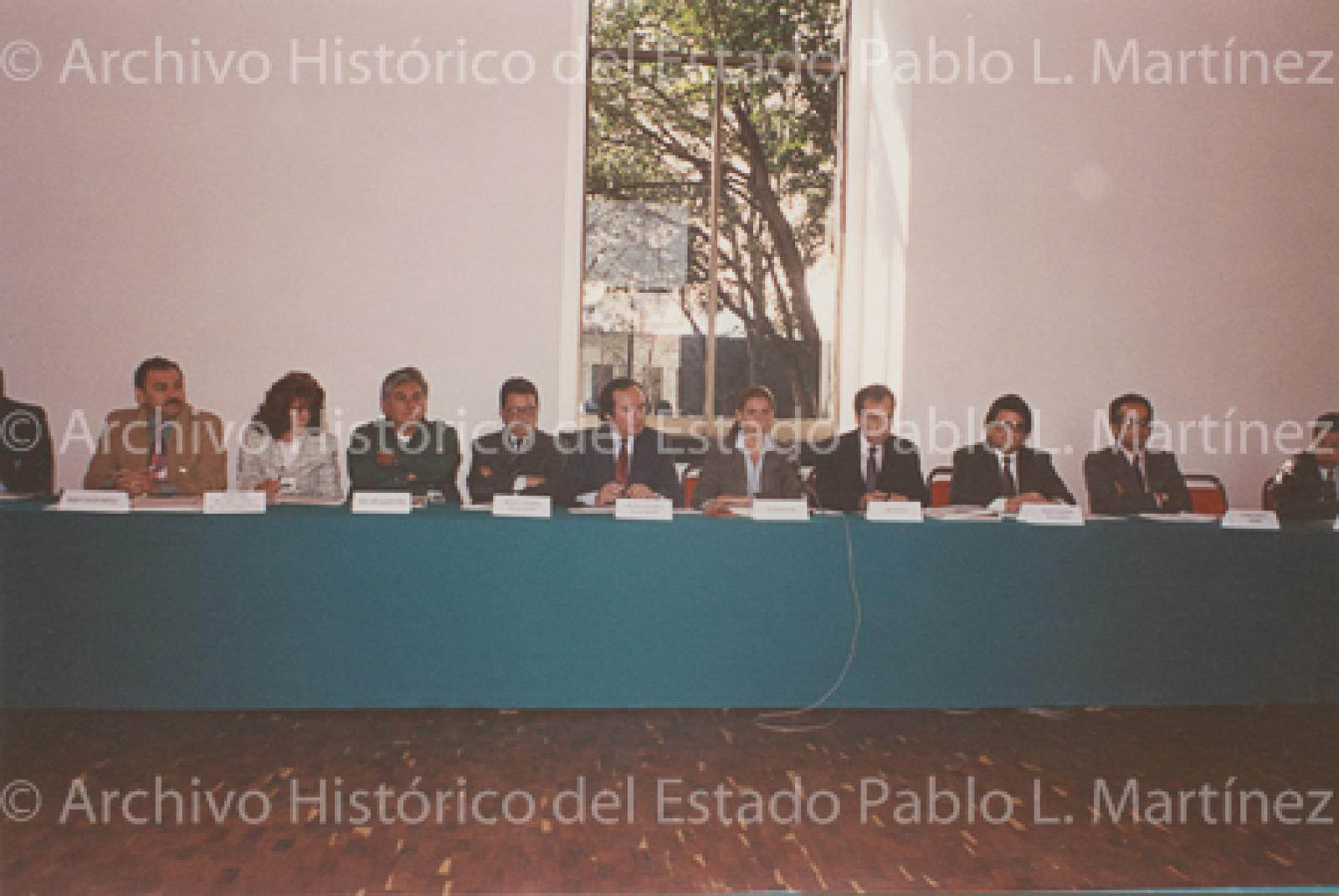 Representantes de estados de la República participan en mesa de ponentes.