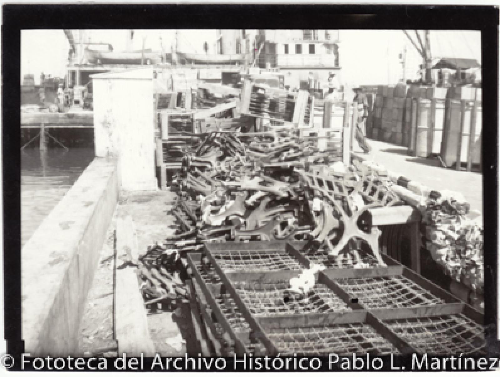 Residuos de mobiliario, en muelle.