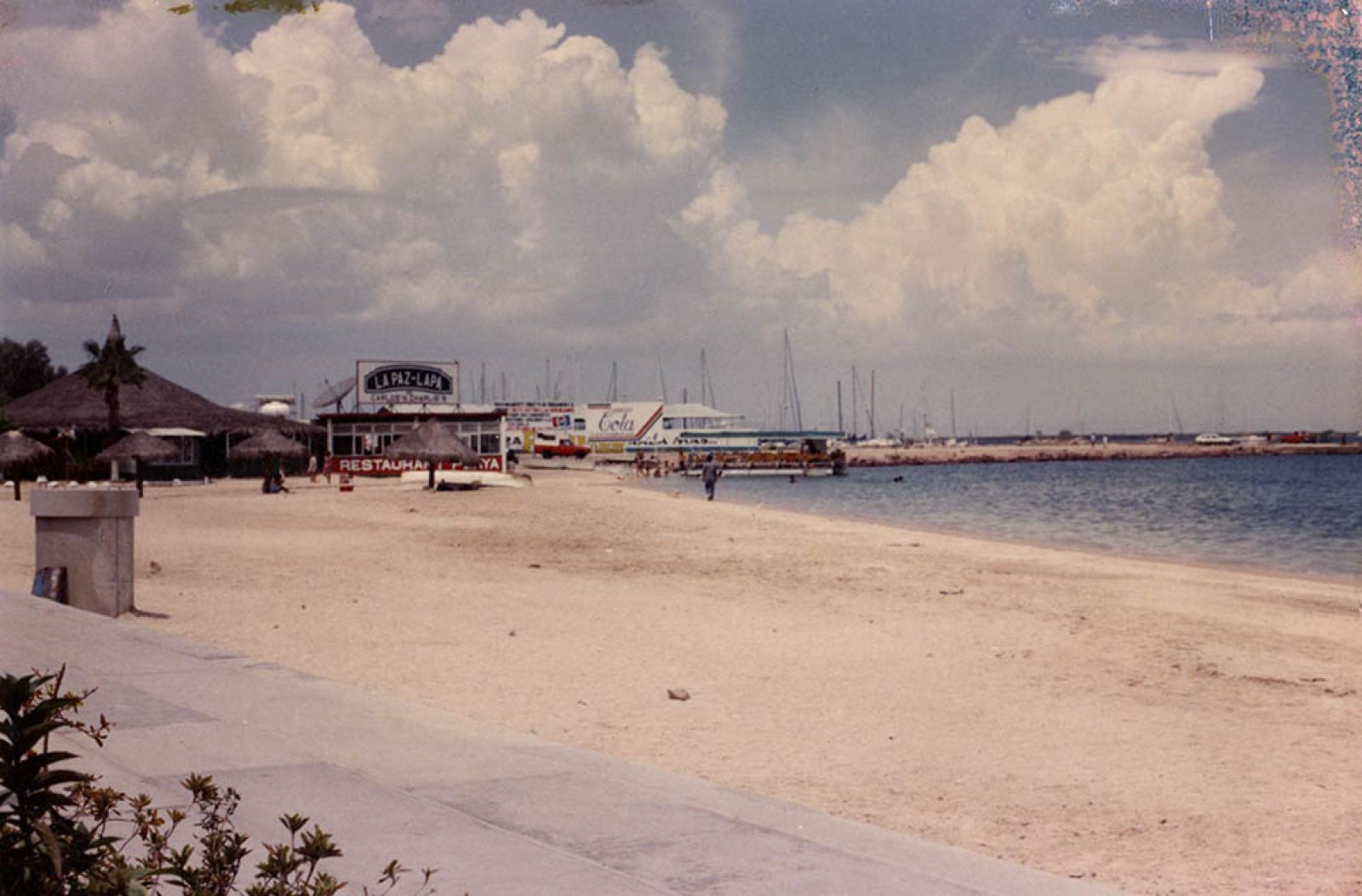 Restaurant La Paz-Lapa, sobre playa del malecón de La Paz.