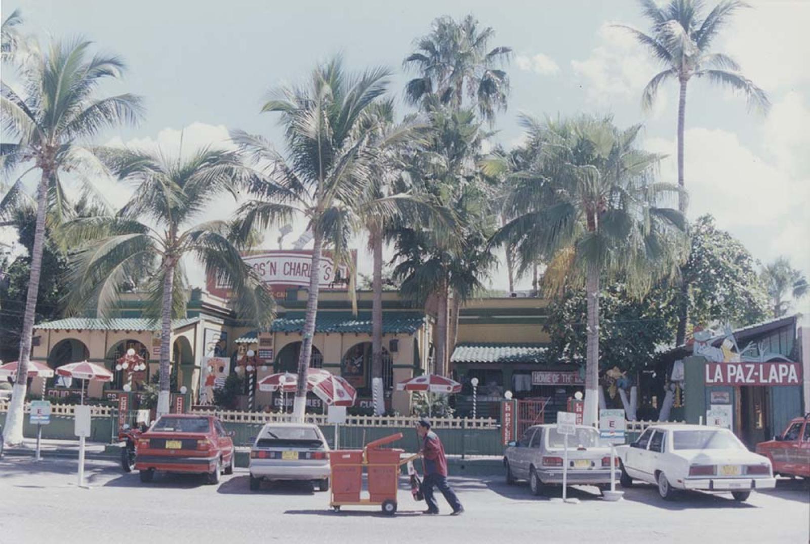 Restaurante Carlos´n Charlie´s y bar La Paz-lapa, sobre la avenida Álvaro Obregón. La Paz, Baja California Sur.