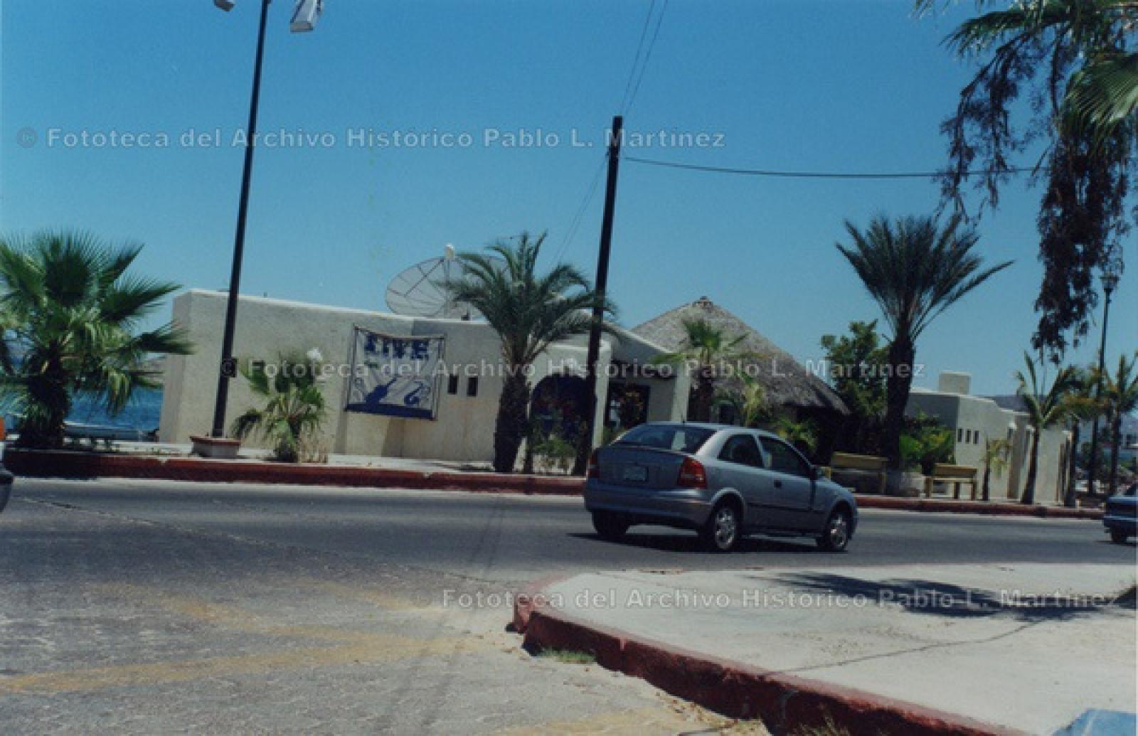 Restaurante con palapa, sobre el malecón de La Paz.