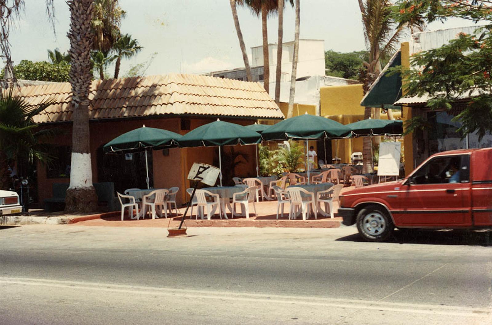 Restaurante sobre Paseo Álvaro Obregón.