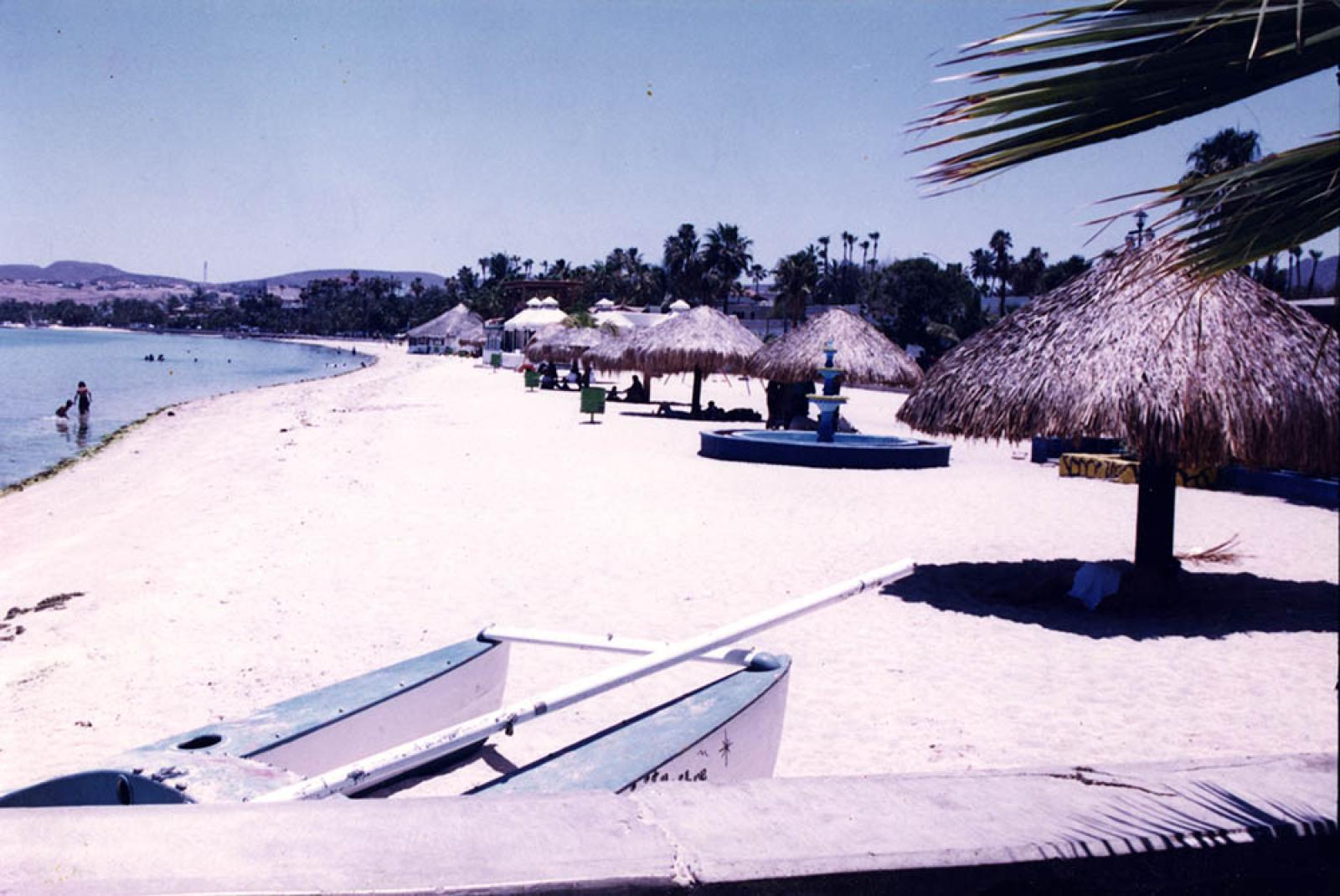 Restaurantes en la playa del malecón de La Paz.