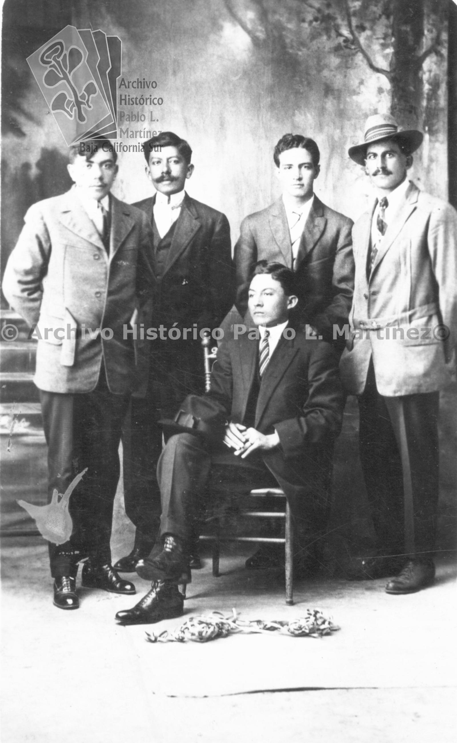 Retrato de cinco jóvenes no identificados.