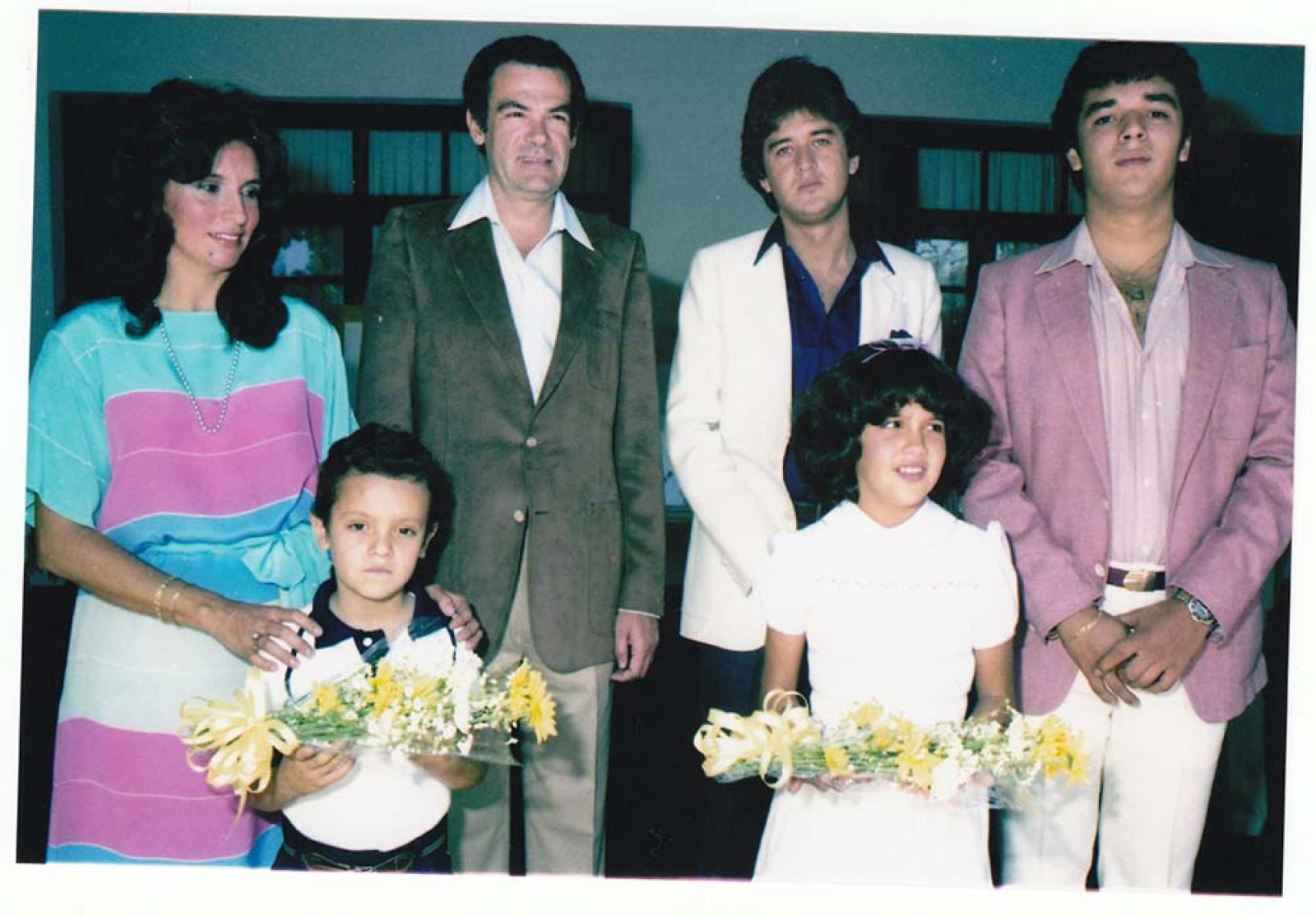 Retrato de grupo, con niños que sostienen ramos de flores.
