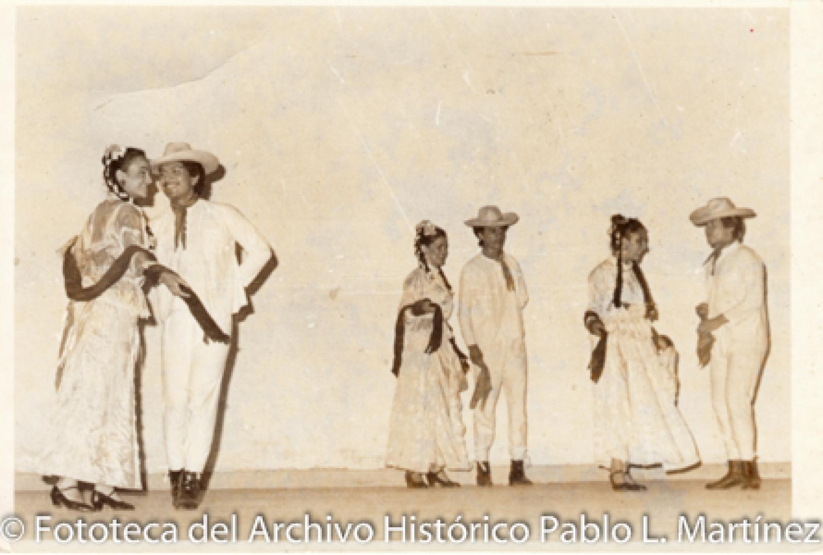Retrato de grupo, con trajes típicos Mexicanos.