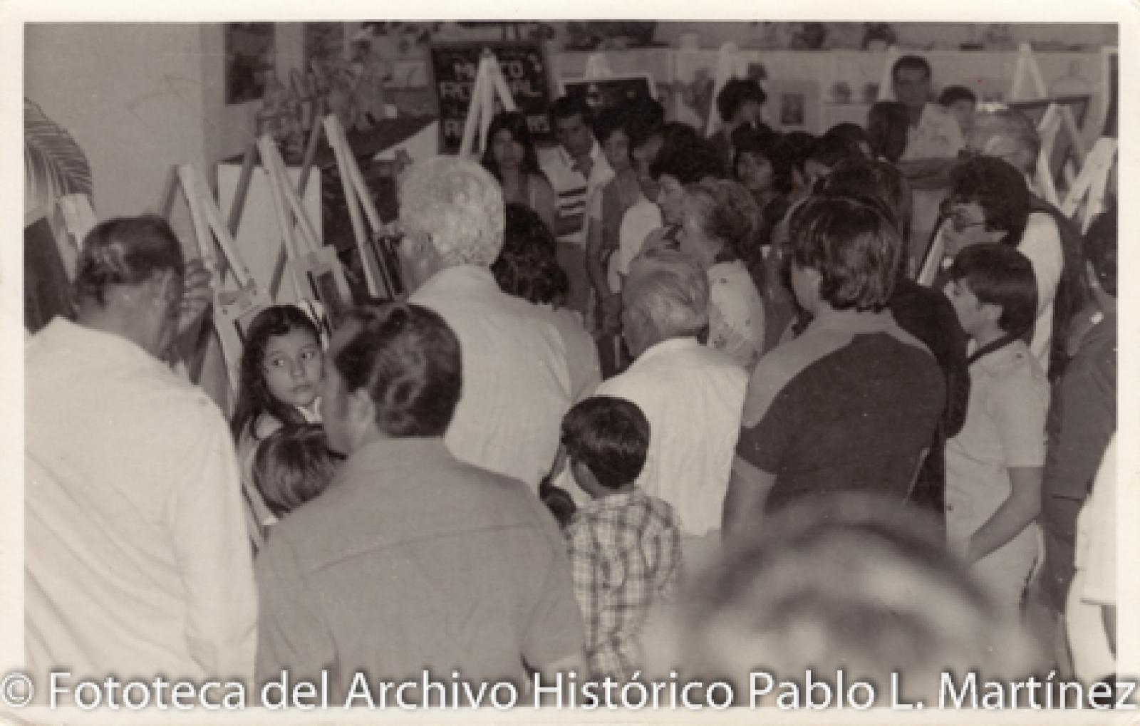 Retrato de grupo de exposición artística.