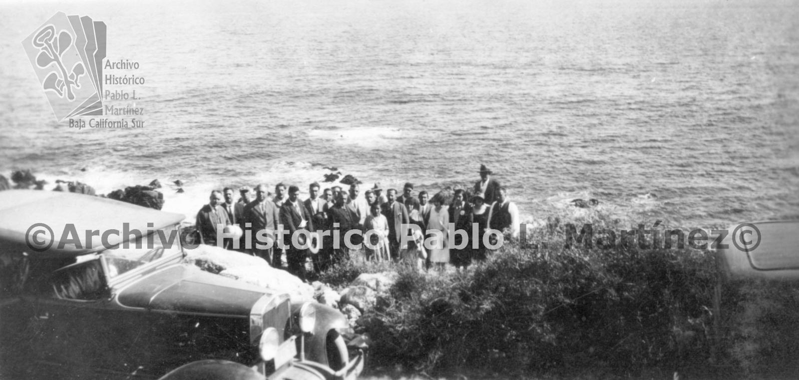 Retrato de grupo de personas frente al mar.