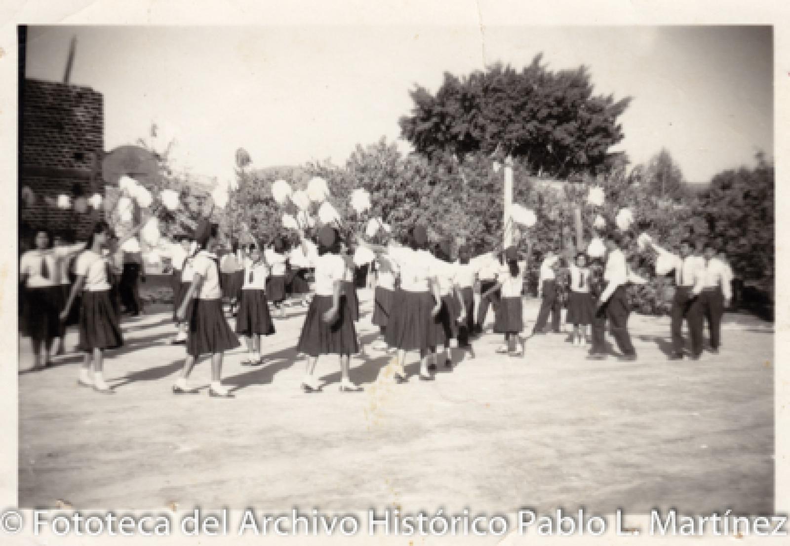 Retrato de grupo en actividades escolares.