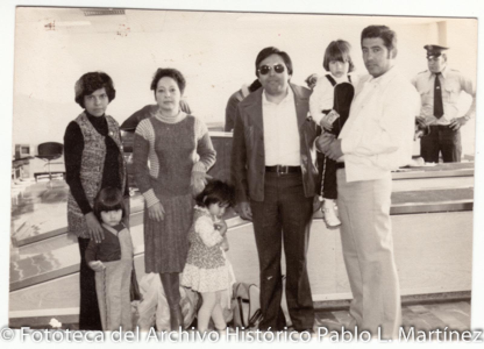 Retrato de grupo, en aeropuerto.