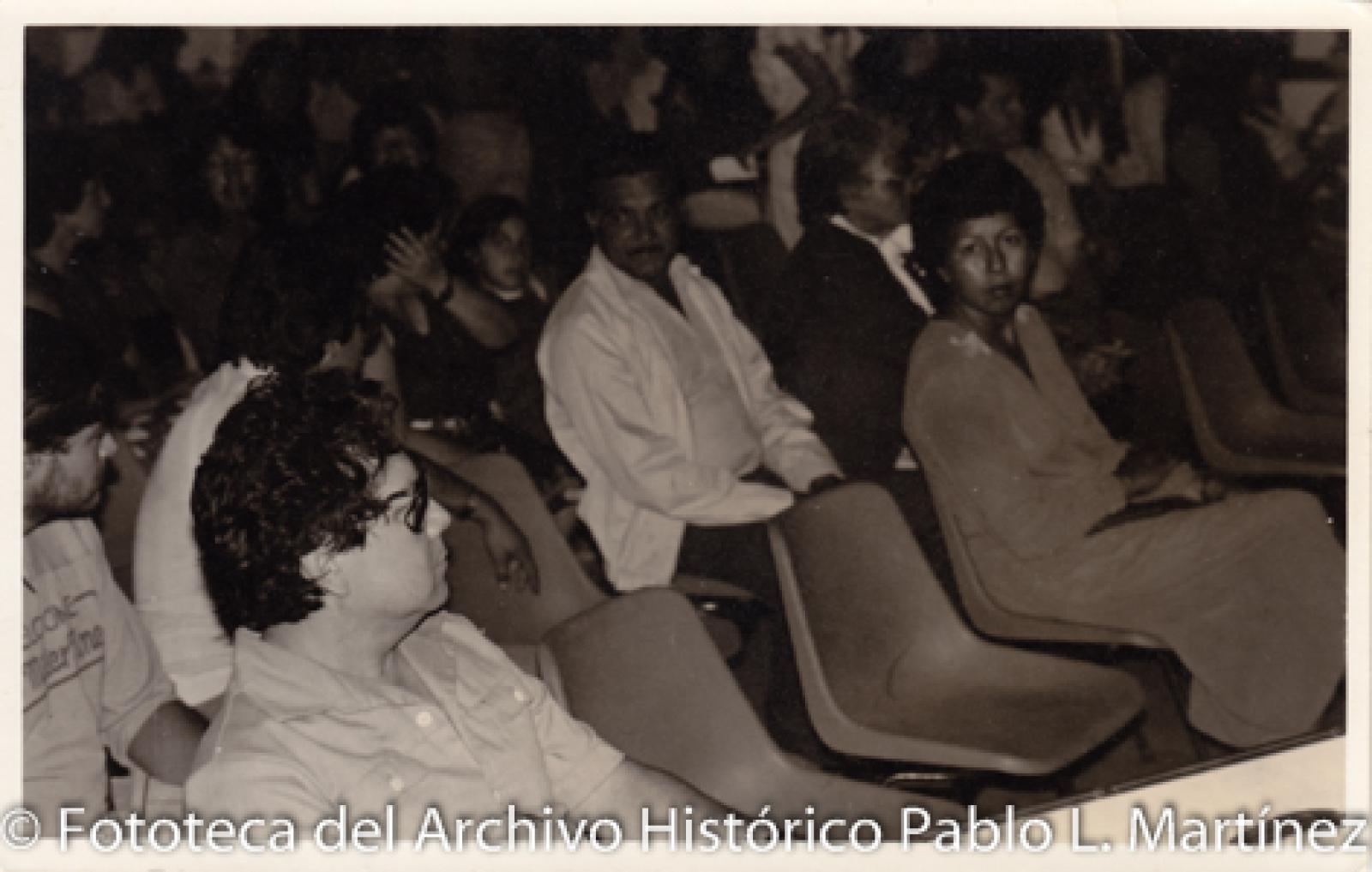 Retrato de grupo en auditorio