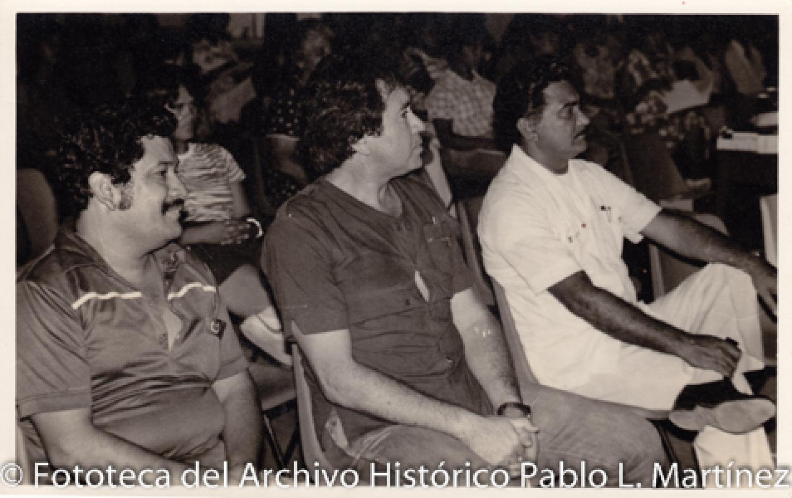 Retrato de grupo en auditorio