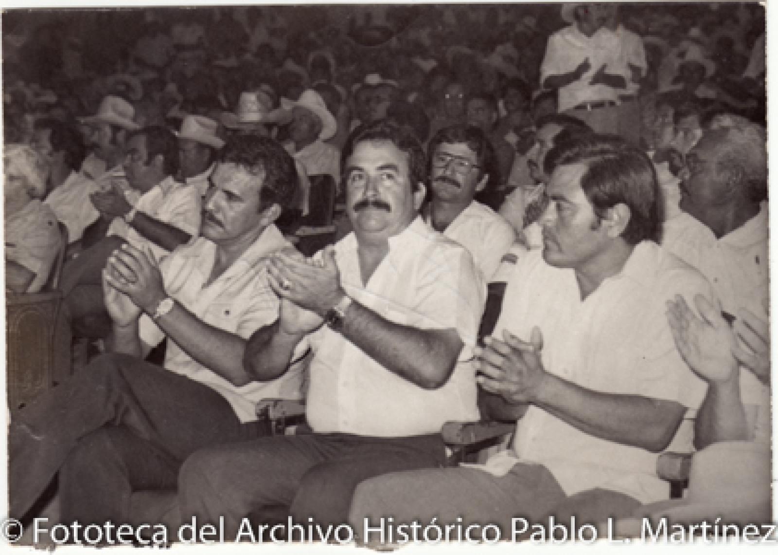 Retrato de grupo, en auditorio.