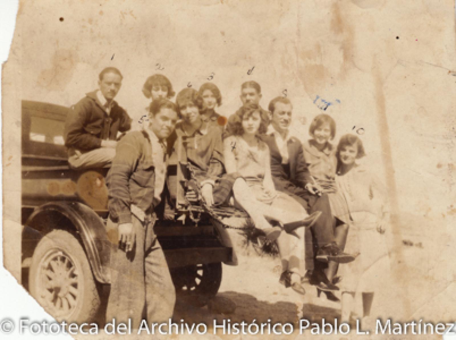 Retrato de grupo en automóvil.